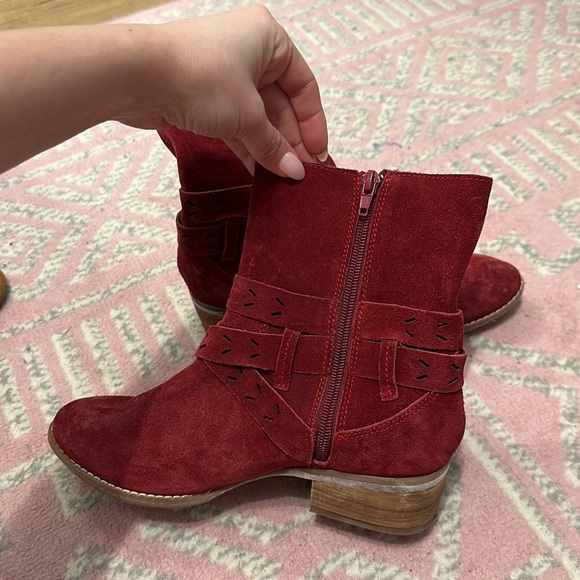 Red booties - Picture 2 of 3
